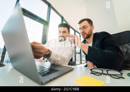 Zwei Geschäftsleute arbeiten am Computer an einem gemeinsamen Projekt Stockfoto