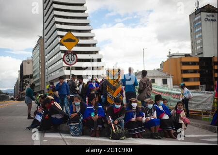 Bogota, Kolumbien. Juni 2021. Frauen der indigenen Gemeinschaften von Misak nehmen an einem Protest Teil, während sich Menschen und indigene Gemeinschaften von Misak versammeln, um angesichts der Brutalität der Polizei und der Unruhen während regierungsfeindlicher Proteste, die im letzten Monat der Demonstrationen mindestens 70 Tote erreichen, auf die Ankunft der Interamerikanischen Menschenrechtskommission (CIDH) zu warten. Am 6. Juni 2021 in Bogota, Kolumbien. Kredit: Long Visual Press/Alamy Live Nachrichten Stockfoto