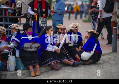 Bogota, Kolumbien. Juni 2021. Frauen der indigenen Gemeinschaften von Misak nehmen an einem Protest Teil, während sich Menschen und indigene Gemeinschaften von Misak versammeln, um angesichts der Brutalität der Polizei und der Unruhen während regierungsfeindlicher Proteste, die im letzten Monat der Demonstrationen mindestens 70 Tote erreichen, auf die Ankunft der Interamerikanischen Menschenrechtskommission (CIDH) zu warten. Am 6. Juni 2021 in Bogota, Kolumbien. Kredit: Long Visual Press/Alamy Live Nachrichten Stockfoto