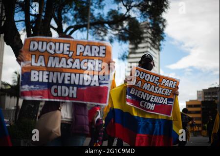 Bogota, Kolumbien. Juni 2021. Demonstranten halten Schilder mit der Aufschrift „Duque, Stoppen des Massakers, Begrüßen Sie die CIDH, während sich Menschen und indigene Misak-Gemeinschaften versammeln, um auf die Ankunft der Interamerikanischen Menschenrechtskommission (CIDH) zu warten, inmitten von Polizeibrutalität und Unruhen während regierungsfeindlicher Proteste, die im vergangenen Monat bei Demonstrationen in Bogota, Kolumbien, mindestens 70 Tote erreichen, am 6. Juni 2021. Kredit: Long Visual Press/Alamy Live Nachrichten Stockfoto