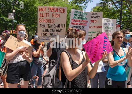 New York, Usa. Juni 2021. Demonstranten von Black Live Matters und anderen Gruppen halten Plakate vor dem Rathaus in Lower Manhattan, die die Entfernung von Polizeibeamten aus den Schulen in New York City fordern. Kredit: SOPA Images Limited/Alamy Live Nachrichten Stockfoto