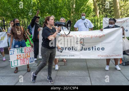 Demonstranten halten Schilder und Transparente von der Volkskampagne für die Strafjustiz vor dem Rathaus in Lower Manhattan, die eine frühzeitige Freilassung von inhaftierten Personen in New Yorker Gefängnissen fordern. Die People's Campaign for Parole Justice sagt, dass „Tausende von New Yorkern brutal lange Haftstrafen verbüßen, als Ergebnis der drakonischen Urteilsgesetze unseres Staates, die auf der weißen Vorherrschaft beruhen, und eines von rassischer Voreingenommenheit geplagten Prozesses zur Freilassung von Bewährung, der darauf ausgelegt ist, zu bestrafen und zu verurteilen, anstatt sie anzuerkennen Veränderung und Transformation.“ Stockfoto