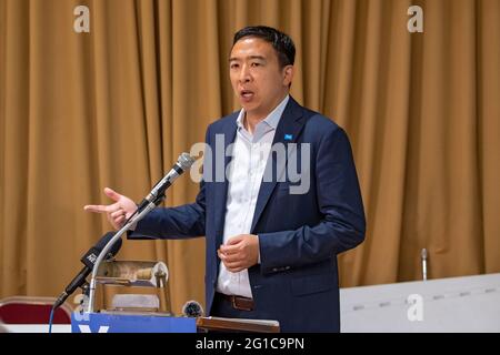 New York, Usa. Juni 2021. Bürgermeisteranwärter Andrew Yang spricht bei einer regulären John F. Kennedy Democratic Club-Kundgebung in Kew Gardens Hills, Queens in New York City.der Bürgermeister von New York City, Andrew Yang, trifft sich mit dem Abgeordneten Dan Rosenthal und Mitgliedern des regulären demokratischen Clubs John F. Kennedy zu einer Kundgebung des Aktionstages der Queens zur Unterstützung der Kampagne Yang for NY. Kredit: SOPA Images Limited/Alamy Live Nachrichten Stockfoto