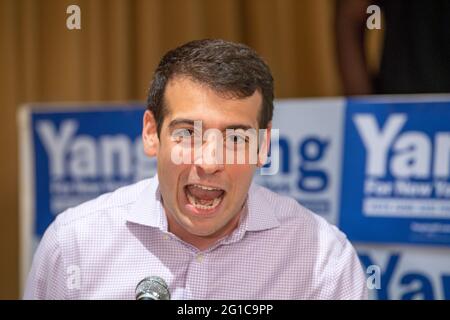 New York, Usa. Juni 2021. Daniel Rosenthal, Mitglied der New Yorker Landesversammlung (D-NY), spricht auf einer regelmäßigen Kundgebung des John F. Kennedy Democratic Club in Kew Gardens Hills, Königin in New York City.der Bürgermeister von New York City, Andrew Yang, trifft sich mit dem Abgeordneten Dan Rosenthal und Mitgliedern des regulären demokratischen Clubs John F. Kennedy zu einer Kundgebung des Aktionstages der Königinnen zur Unterstützung der Kampagne Yang for NY. Kredit: SOPA Images Limited/Alamy Live Nachrichten Stockfoto