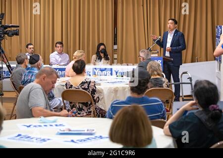 New York, Usa. Juni 2021. Bürgermeisteranwärter Andrew Yang spricht bei einer regulären John F. Kennedy Democratic Club-Kundgebung in Kew Gardens Hills, Queens in New York City.der Bürgermeister von New York City, Andrew Yang, trifft sich mit dem Abgeordneten Dan Rosenthal und Mitgliedern des regulären demokratischen Clubs John F. Kennedy zu einer Kundgebung des Aktionstages der Queens zur Unterstützung der Kampagne Yang for NY. Kredit: SOPA Images Limited/Alamy Live Nachrichten Stockfoto