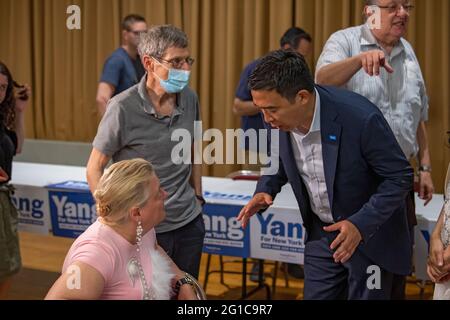 New York, Usa. Juni 2021. Bürgermeisteranwärter Andrew Yang spricht mit Mitgliedern des John F. Kennedy Regular Democratic Club in Kew Gardens Hills, Queens in New York City. Der Bürgermeister von New York, Andrew Yang, schließt sich dem Abgeordneten Dan Rosenthal und Mitgliedern des regulären demokratischen Clubs John F. Kennedy zu einer Kundgebung am Aktionstag der Königin an, um die Kampagne Yang for NY zu unterstützen. Kredit: SOPA Images Limited/Alamy Live Nachrichten Stockfoto