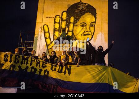 Die Demonstranten halten während der Demonstration eine große Flagge.am 28. Mai, einen Monat nach Beginn des nationalen Streiks, demonstrieren die Demonstranten weiterhin auf den Straßen der kolumbianischen Hauptstadt Bogotá und im ganzen Land, um sich der Regierungspolitik zu widersetzen. Mehrere Demonstrationen und Märsche fanden während des Tages statt, wobei Tausende von Menschen an dem Streik teilnahmen. Auf der Plaza de Los Heroes (Heros-Platz), einer der wichtigsten Demonstrationszonen in Bogotá, versammelten sich mehr als 4.000 Menschen, um Konzerte, Aufführungen und Reden zu sehen. (Foto von Antonio Cascio/SOPA Images/Sipa USA) Stockfoto