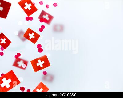 Schweiz, 1. August, Tag Stiftungsbund. Nationalfeiertag. Konzept von Erinnerung, Patriotismus und Freiheit. Flaggen auf einem nebligen Hintergrund. Stockfoto