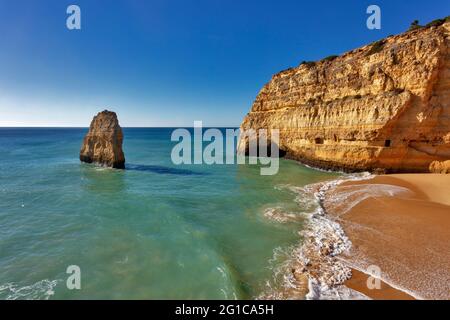 Steile Küste am Strand Praia do Carvalho, Carvoeiro, Algarve, Portugal Stockfoto