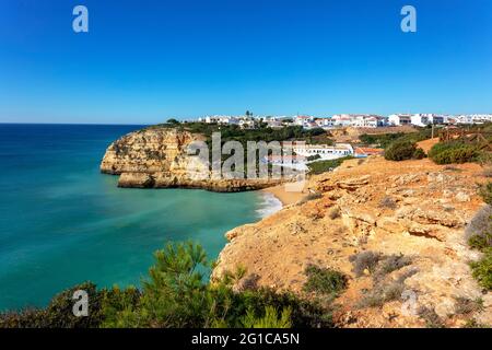 Klippen und Strand in Benagil, Algarve, Portugal Stockfoto