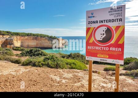 Gefahrenschild, fallender Fels, Benagil, Algarve, Portugal Stockfoto