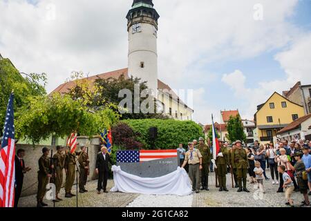 Domazlice, Tschechische Republik. Juni 2021. Im Zentrum der Stadt Domazlice, Tschechische Republik, wurde am 6. Juni 2021 ein neues Denkmal der Befreiung enthüllt, das von Familien von vier US-Kriegsveteranen, die 2016 die Ehrenbürgerschaft von Domazlice erhielten, initiiert wurde. Zum Jahrestag der Invasion der alliierten Streitkräfte in der Normandie im Jahr 1944. Auf der rechten Seite ist Erik W. Black, kultureller Attache der US-Botschaft in Prag, zu sehen. Kredit: Miroslav Chaloupka/CTK Foto/Alamy Live Nachrichten Stockfoto