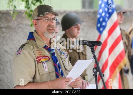 Domazlice, Tschechische Republik. Juni 2021. Im Zentrum der Stadt Domazlice, Tschechische Republik, wurde am 6. Juni 2021 ein neues Denkmal der Befreiung enthüllt, das von Familien von vier US-Kriegsveteranen, die 2016 die Ehrenbürgerschaft von Domazlice erhielten, initiiert wurde. Zum Jahrestag der Invasion der alliierten Streitkräfte in der Normandie im Jahr 1944. Auf dem Foto spricht Erik W. Black, kultureller Attache der US-Botschaft in Prag. Kredit: Miroslav Chaloupka/CTK Foto/Alamy Live Nachrichten Stockfoto