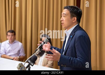 New York, Usa. Juni 2021. Bürgermeisteranwärter Andrew Yang spricht bei einer regulären John F. Kennedy Democratic Club-Kundgebung in Kew Gardens Hills, Queens in New York City.der Bürgermeister von New York City, Andrew Yang, trifft sich mit dem Abgeordneten Dan Rosenthal und Mitgliedern des regulären demokratischen Clubs John F. Kennedy zu einer Kundgebung des Aktionstages der Queens zur Unterstützung der Kampagne Yang for NY. (Foto von Ron Adar/SOPA Images/Sipa USA) Quelle: SIPA USA/Alamy Live News Stockfoto