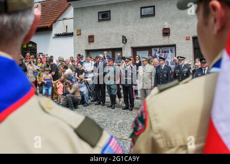 Domazlice, Tschechische Republik. Juni 2021. Im Zentrum der Stadt Domazlice, Tschechische Republik, wurde am 6. Juni 2021 ein neues Denkmal der Befreiung enthüllt, das von Familien von vier US-Kriegsveteranen, die 2016 die Ehrenbürgerschaft von Domazlice erhielten, initiiert wurde. Zum Jahrestag der Invasion der alliierten Streitkräfte in der Normandie im Jahr 1944. Auf dem Foto sind die Teilnehmer der Veranstaltung zu sehen. Kredit: Miroslav Chaloupka/CTK Foto/Alamy Live Nachrichten Stockfoto