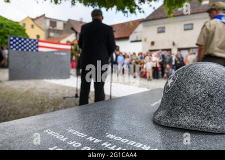 Domazlice, Tschechische Republik. Juni 2021. Im Zentrum der Stadt Domazlice, Tschechische Republik, wurde am 6. Juni 2021 ein neues Denkmal der Befreiung enthüllt, das von Familien von vier US-Kriegsveteranen, die 2016 die Ehrenbürgerschaft von Domazlice erhielten, initiiert wurde. Zum Jahrestag der Invasion der alliierten Streitkräfte in der Normandie im Jahr 1944. Kredit: Miroslav Chaloupka/CTK Foto/Alamy Live Nachrichten Stockfoto