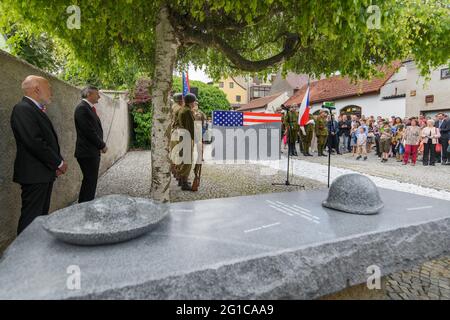 Domazlice, Tschechische Republik. Juni 2021. Im Zentrum der Stadt Domazlice, Tschechische Republik, wurde am 6. Juni 2021 ein neues Denkmal der Befreiung enthüllt, das von Familien von vier US-Kriegsveteranen, die 2016 die Ehrenbürgerschaft von Domazlice erhielten, initiiert wurde. Zum Jahrestag der Invasion der alliierten Streitkräfte in der Normandie im Jahr 1944. Kredit: Miroslav Chaloupka/CTK Foto/Alamy Live Nachrichten Stockfoto