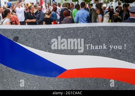 Domazlice, Tschechische Republik. Juni 2021. Im Zentrum der Stadt Domazlice, Tschechische Republik, wurde am 6. Juni 2021 ein neues Denkmal der Befreiung enthüllt, das von Familien von vier US-Kriegsveteranen, die 2016 die Ehrenbürgerschaft von Domazlice erhielten, initiiert wurde. Zum Jahrestag der Invasion der alliierten Streitkräfte in der Normandie im Jahr 1944. Kredit: Miroslav Chaloupka/CTK Foto/Alamy Live Nachrichten Stockfoto