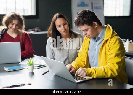 Down-Syndrom-Mann, der die Bildungsklasse im Gemeindezentrum besucht, einschließlich der Behinderten. Stockfoto