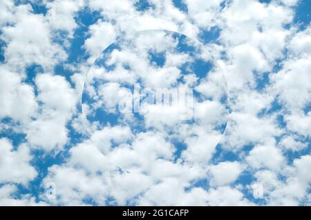 Abstrakte Wolken Himmel Hintergrund mit illusionären Kugel Stockfoto