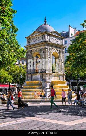 BRUNNEN DER UNSCHULDIGEN AUF DER PLAZA JOACHIM DU BELLAY IN LES HALLES IN PARIS, FRANKREICH Stockfoto