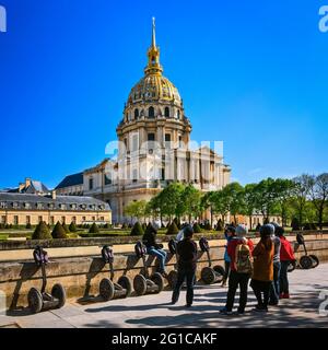 SAINT-LOUIS KATHEDRALE VON INVALIDES. TOURISTEN, DIE PARIS MIT DEM 'GYROPODES SEGWAY', FRANKREICH, BESUCHEN Stockfoto