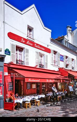 BERÜHMTES RESTAURANT 'LA MERE CATHERINE' AM TERTRE PLAZA IM VIERTEL MONTMARTRE, PARIS, FRANKREICH Stockfoto