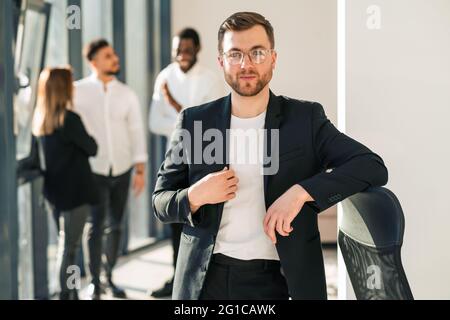 Portrait von stattlichen Geschäftsmann im Büro Stockfoto