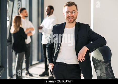 Porträt eines gutaussehenden Mannes mit Bart und Jacke im Büro Stockfoto