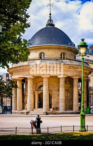 ROTUNDA ODER 'PAVILLON DE CHARTRES' DES PARK MONCEAU IN PARIS, FRANKREICH Stockfoto