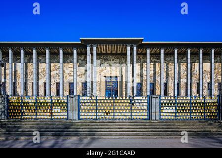 'PALAIS DE LA PORTE DOREE' (MUSEUM) MIT BAS-RELIEF VON ALFRED AUGUSTE JANNIOT (1931) IN PARIS, FRANKREICH Stockfoto