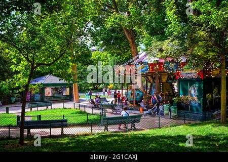 KINDERKARUSSELL DES PARK MONCEAU IN PARIS, FRANKREICH Stockfoto