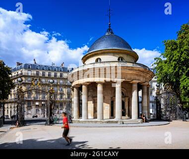 ROTUNDA ODER 'PAVILLON DE CHARTRES' MIT TOREN DES PARK MONCEAU IN PARIS, FRANKREICH Stockfoto