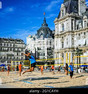VOLLEYBALLSPIELER VOR DEM PARISER RATHAUS WÄHREND DER „PARIS-PLAGES“ Stockfoto