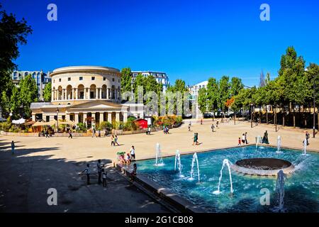 BRUNNEN AUF DEM PLATZ „BATAILLE DE STALINGRAD“ IN PARIS, FRANKREICH Stockfoto