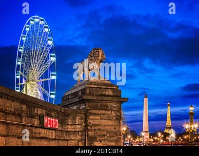 OBELISK DES PLACE DE LA CONCORDE, DAS GROSSE RAD UND DER EIFFELTURM BEI SONNENUNTERGANG IN PARIS, FRANKREICH Stockfoto