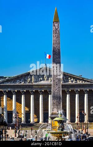 OBELISK DES PLACE DE LA CONCORDE UND DER NATIONALVERSAMMLUNG - PALAIS BOURBON IN PARIS, FRANKREICH Stockfoto