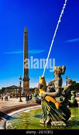 FONTAINE DES FLUVES AUF DEM CONCORDE-PLATZ MIT OBELISK, NATIONALVERSAMMLUNG, PARIS, FRANKREICH Stockfoto