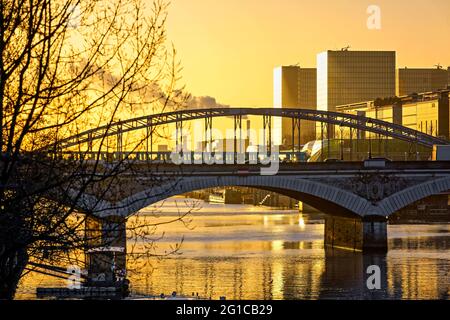 AUSTERLITZ-BRÜCKE UND FRANZÖSISCHE NATIONALBIBLIOTHEK „FRANCOIS MITTERAND“. SEINE IN PARIS, FRANKREICH Stockfoto