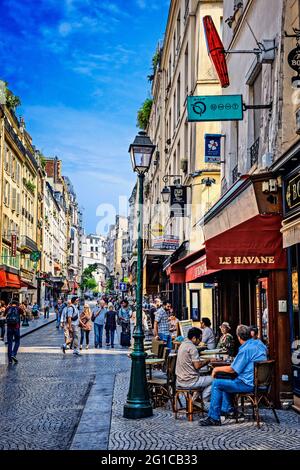 BISTROS UND GESCHÄFTE IN DER PETITS CARREAUX STREET, MONTORGUEIL DISTRICT, PARIS, FRANKREICH Stockfoto