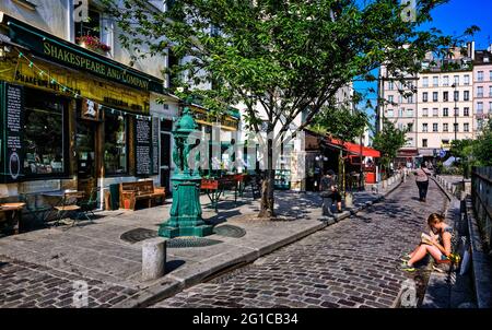 BIBLIOTHEK 'SHAKESPAERE UND UNTERNEHMEN' IN DER 'BUCHERIE' STRASSE, BRUNNEN WALLACE, LATEINISCHES VIERTEL, PARIS, FRANKREICH Stockfoto