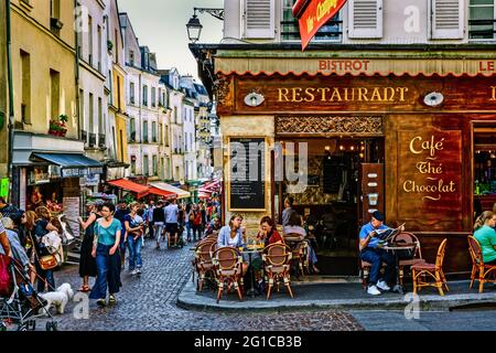 GESCHÄFTE UND BISTROS IN DER MOUFFETARD STREET, PARIS, FRANKREICH Stockfoto