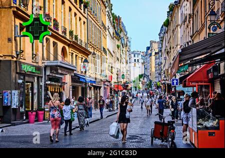 BISTROS UND GESCHÄFTE IN DER MONTORGUEIL STRASSE, MONTORGUEIL BEZIRK, PARIS, FRANKREICH Stockfoto