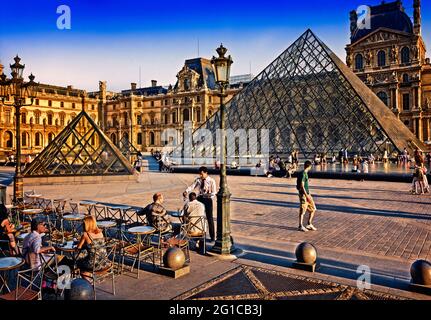 FRANKREICH. PARIS (75) 1E ARR. LOUVRE MUSEUM, DIE PYRAMIDE, DIE VOM ARCHITEKTEN IEOH MING PEI ENTWORFEN WURDE Stockfoto