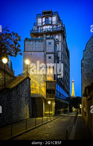 GEBÄUDE UND STEINTREPPEN IM 16. BEZIRK VON PARIS IN DER ABENDDÄMMERUNG, FRANKREICH Stockfoto