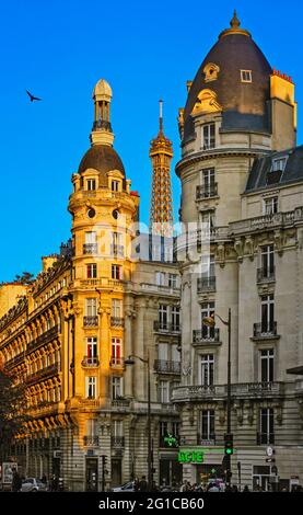 GEBÄUDE IM HAUSSMANN-STIL IM XVIII. BEZIRK VON PARIS, FRANKREICH Stockfoto