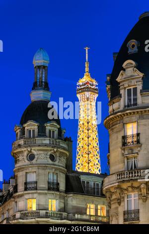 GEBÄUDE IM HAUSSMANN-STIL BEI NACHT IM 16. BEZIRK VON PARIS, FRANKREICH Stockfoto