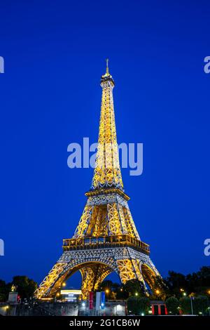 EIFFELTURM MIT BLITZLICHT BEI NACHT IN PARIS, FRANKREICH Stockfoto