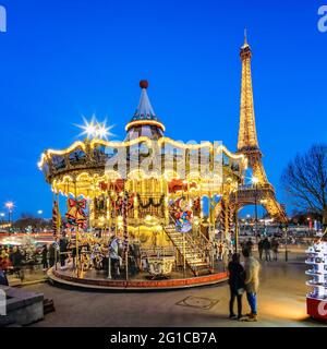 KARUSSELL IN DER NÄHE VON TROCADERO UND EIFFELTURM IN NIGNT IN PARIS, FRANKREICH Stockfoto