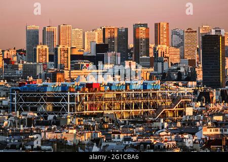 NATIONALES KUNST- UND KULTURZENTRUM GEORGES-POMPIDOU (BEAUBOURG) IN DER ABENDDÄMMERUNG IN PARIS, FRANKREICH Stockfoto